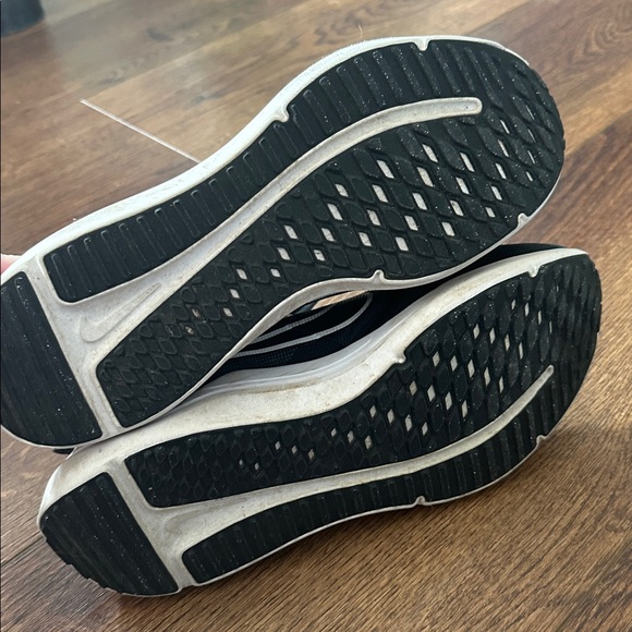 Nike Men's Black and White Sneakers - Picture 7 of 8